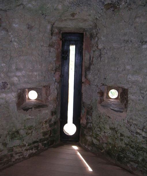 A loophole or inverted keyhole at Fort-la-Latte, France