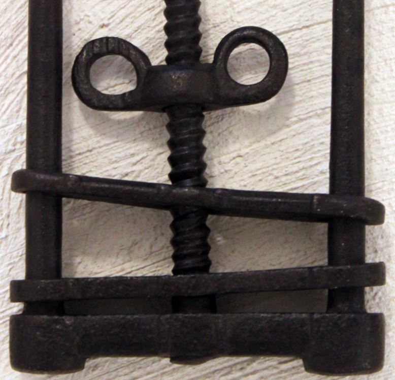 Medieval Torture Devices: Thumbscrew - History & Pictures